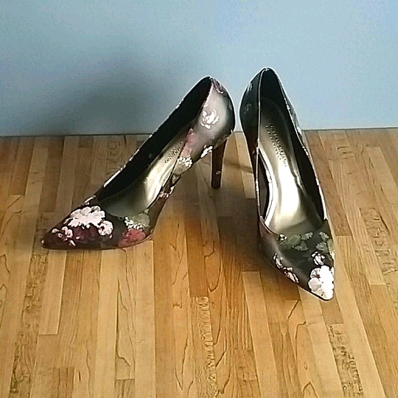 Christian Siriano Shoes - Black Floral Heels size 9.5 Christian Siriano